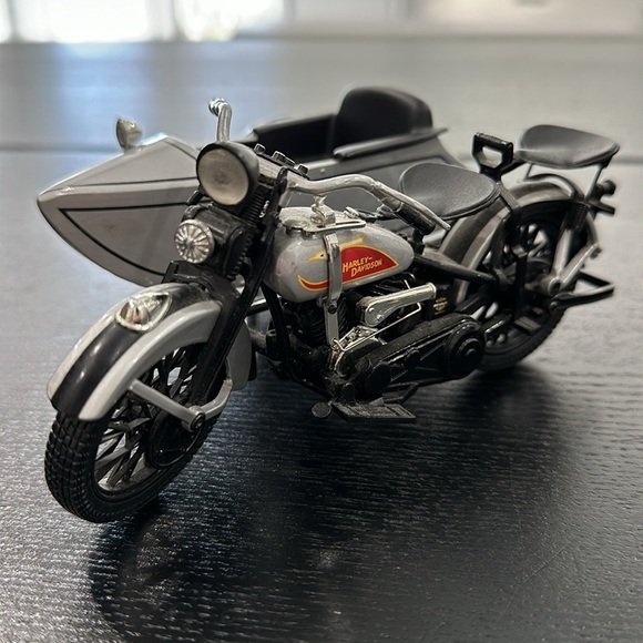 Harley-Davidson Rare Silver 1933 Motorcycle Sidecar Bank With Stand & Glass Base - Picture 5 of 13